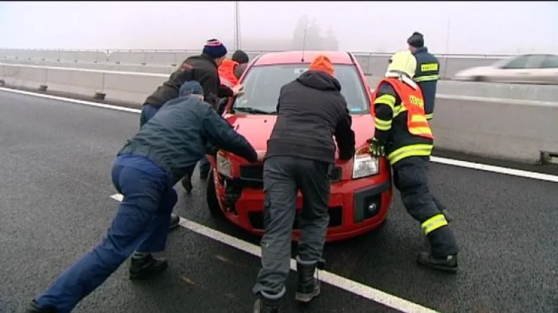 První letošní nehody kvůli ledovce