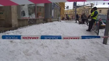Padající sníh ohrožuje chodce