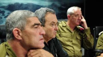 Ehud Barak (uprostřed)