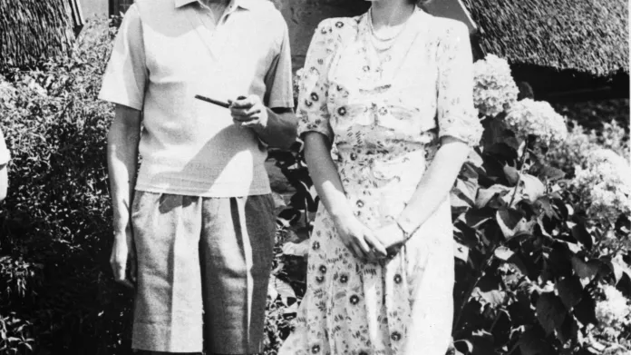 Princezna Alžběta se svým otcem Jiřím VI. v dubnu 1947 během pobytu v Africe