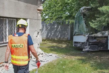Zničené fasády a popraskané stropy. Přibývá havárií, kdy řidič narazí do domu