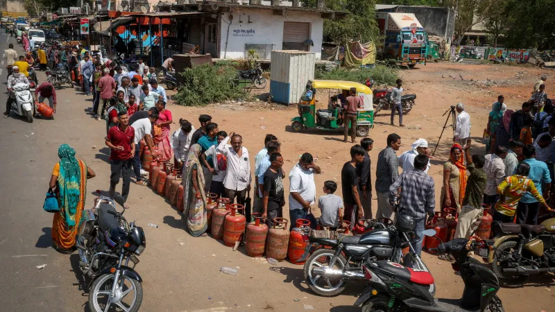 Indové stojí ve frontě s prázdnými bombami na LPG (12. března 2026)