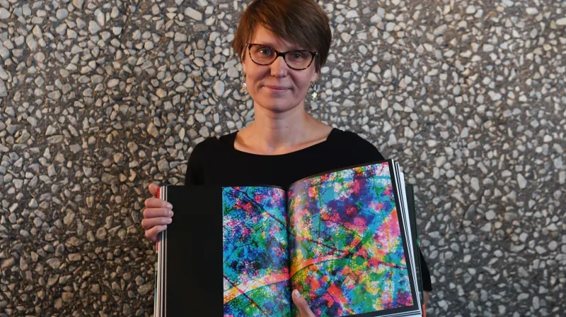 Kateřina Svatoňová s knihou Mezi-obrazy: Mediální praktiky kameramana Jaroslava Kučery