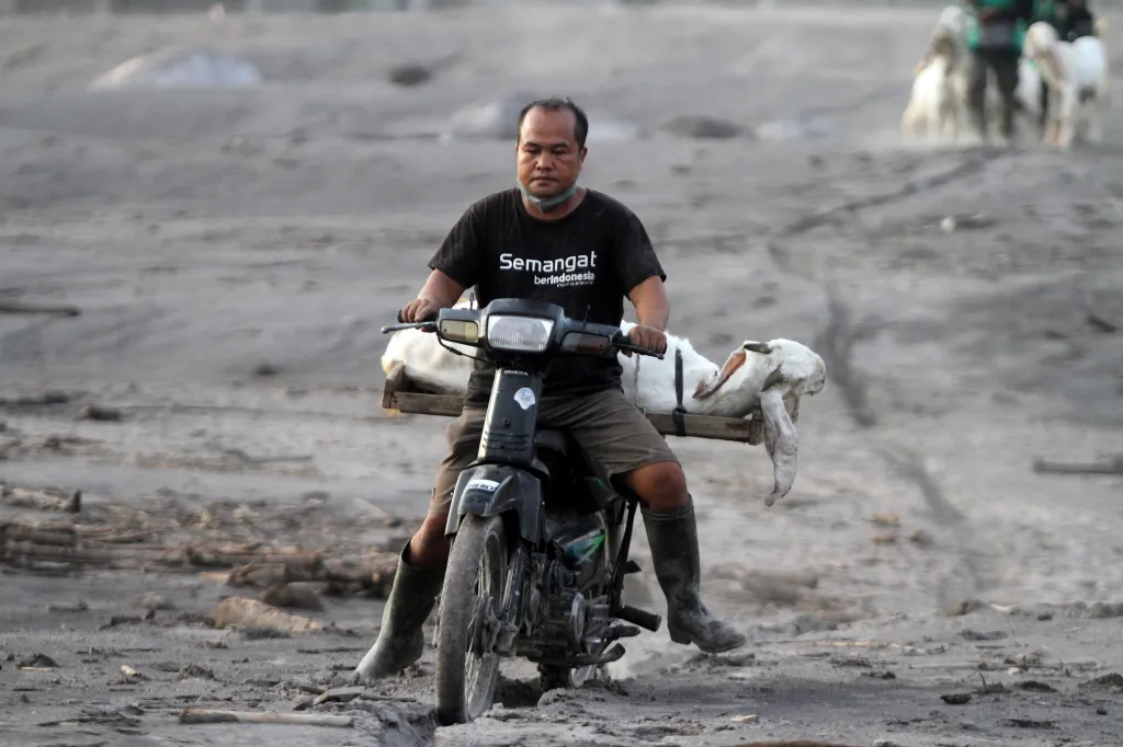 Indonéská sopka zasypala své okolí popelem