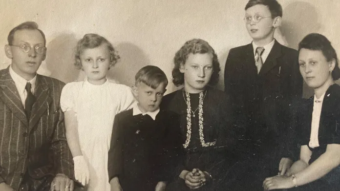Josef Sedlák (uprostřed) s rodiči a sourozenci
