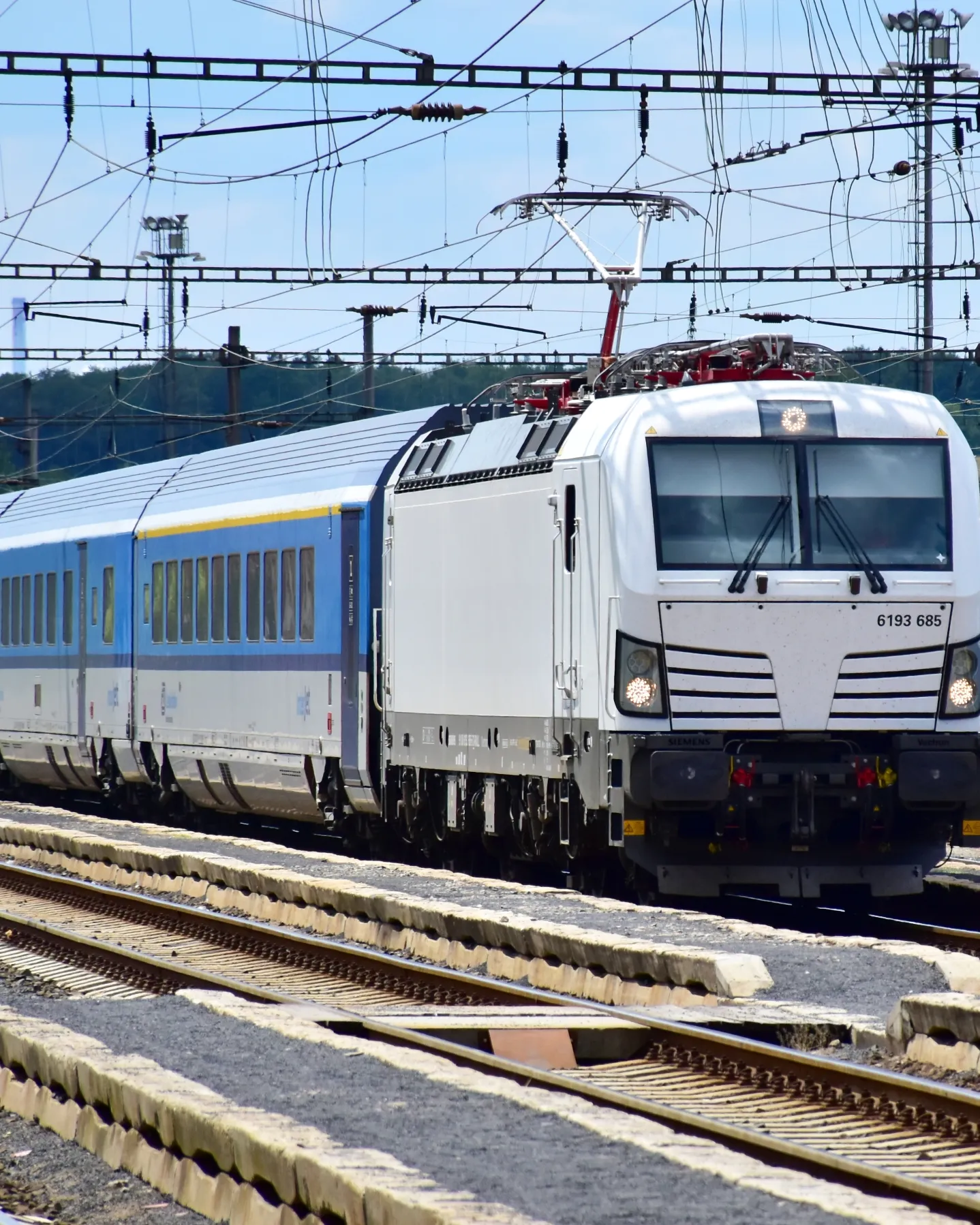 Vlak v Roudnici opět poškodil trakční vedení, provoz je plně obnoven