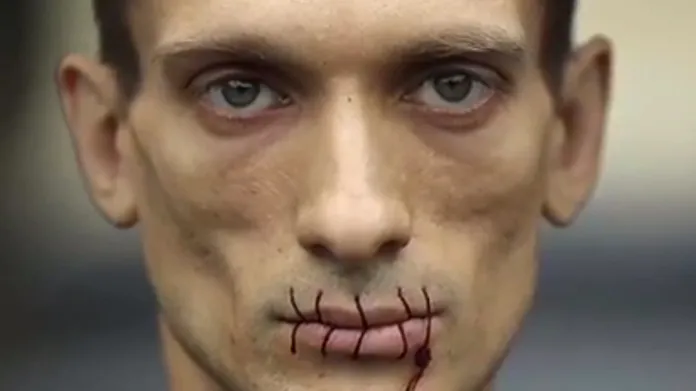 Petr Pavlenskij se zašitými ústy