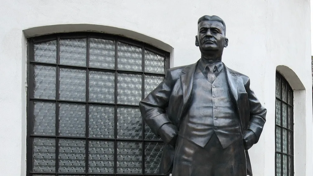 Bronzová socha zakladatele věhlasné obuvnické firmy