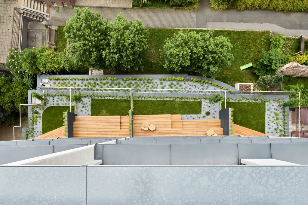 Novostavba: Rezidence Starokošířská. Autoři: Ing. arch. Oleg Haman, Ing. arch. Adam Homola, Ing. arch. Petr Neuman, spolupráce na interiéru: Ing. arch. Petr Marek