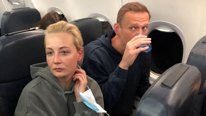 Alexej Navalnyj a Julija Navalná na cestě z Německa do Ruska v roce 2021