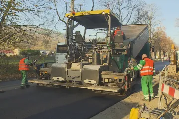 Silnice mezi Karlovicemi a Vrbnem bude odolnější. Silničáři ji opravují s využitím nanotechnologie