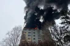 Po požáru jsou poničené čtyři byty v paneláku v Českém Těšíně, šest lidí utrpělo zranění