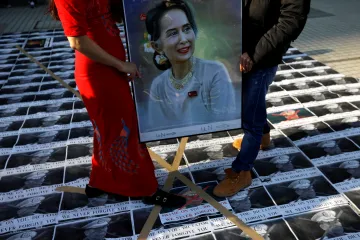 Su Ťij se poprvé od puče v Myanmaru objevila na veřejnosti, byla osobně u soudu