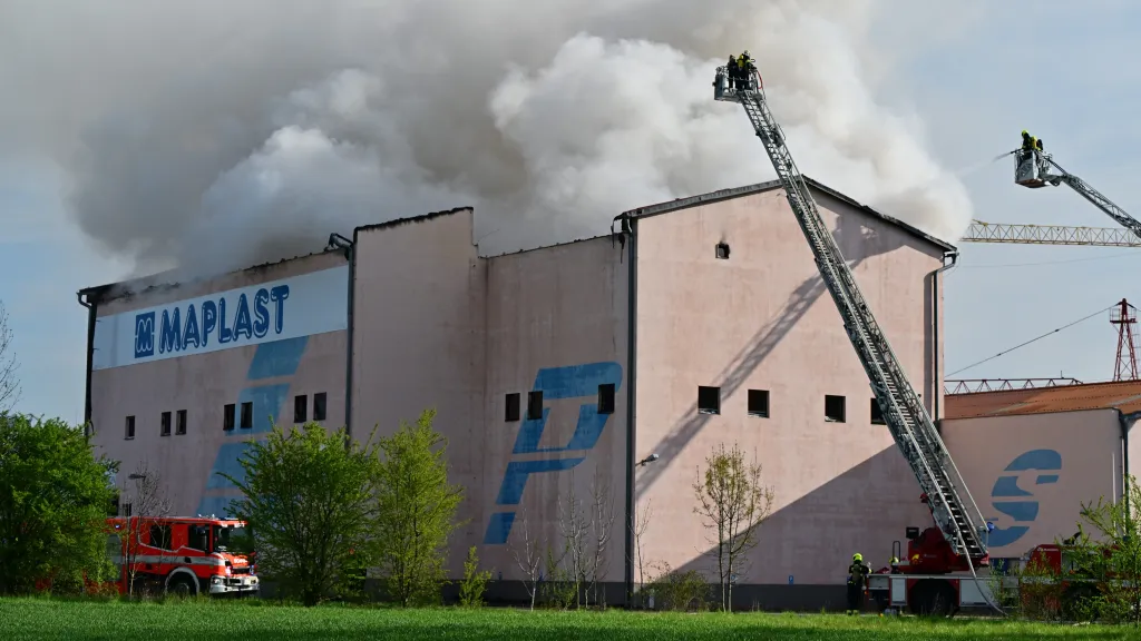 Požár skladu plastů v Brně-Přízřenicích