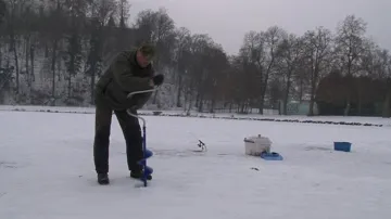 Rybář si nejprve musí vyvrat dírku