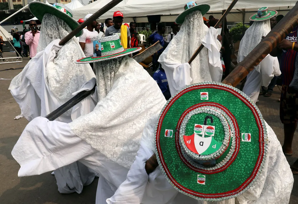 Stoupenci Lidové demokratické strany (PDP) vystupují ve stranických kloboucích během kampaně v nigerijském Lagosu