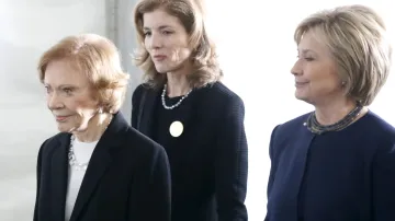 Bývalé první dámy USA Rosalynn Carterová a Hillary Clintonová společně s Caroline Kennedyovou