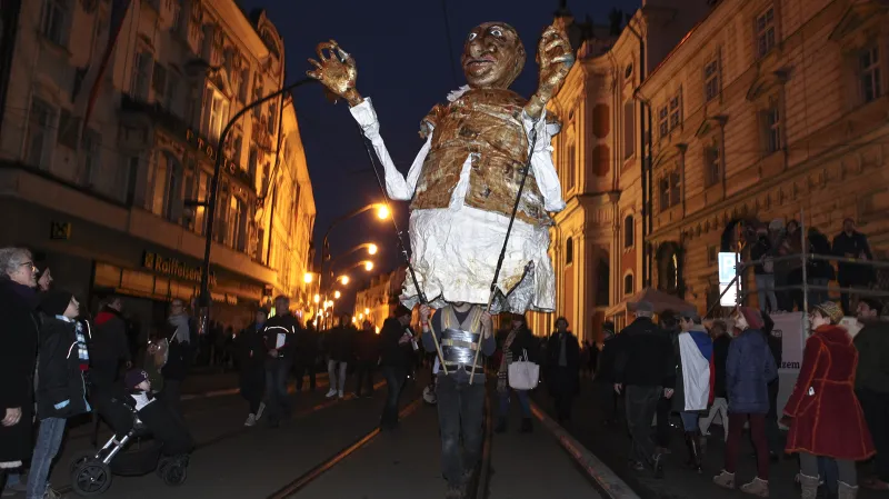 Průvod vyrazil z Kampy přes Karlův most a Národní třídu na Václavské náměstí.