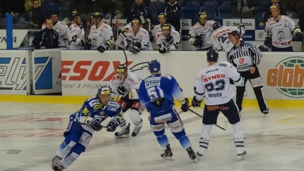 Liberecká střídačka přihlíží souboji ve středním pásmu