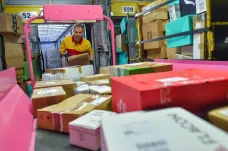Maloobchodní tržby táhl nahoru prodej počítačů, kosmetiky i oblečení