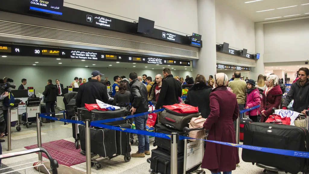 Syrští migranti při letištní kontrole