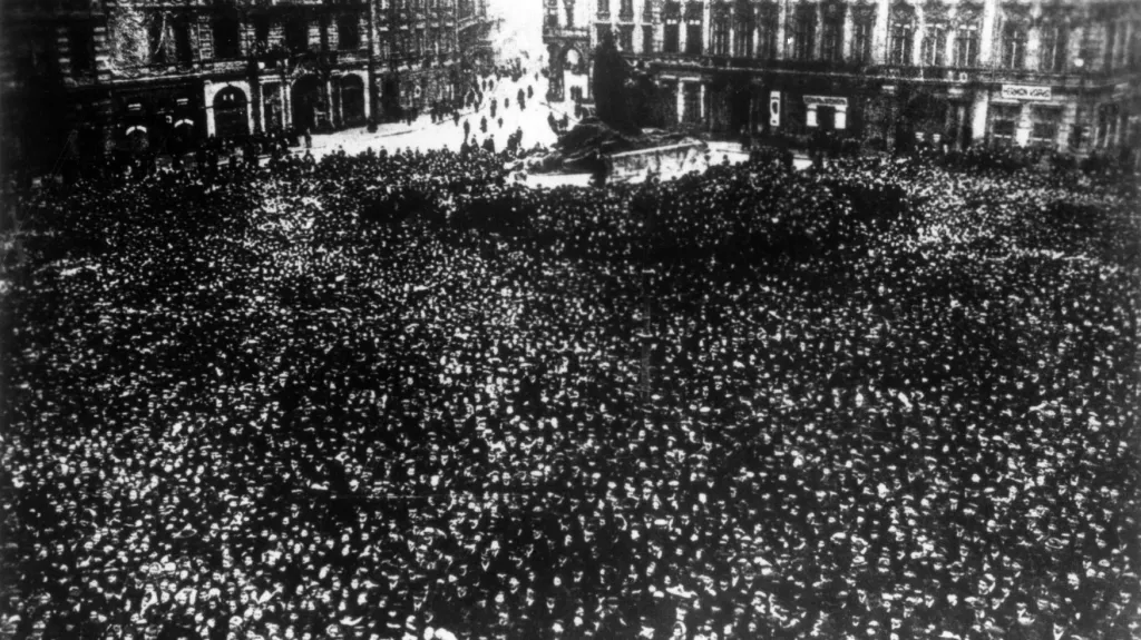 Rakousko-Uherskem i českými zeměmi otřásla generální stávka, žádající mír, chléb a demokracii. Manifestace na Staroměstském náměstí z 22. 1. 1918