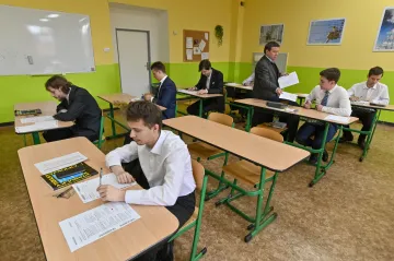 U maturitních testů propadlo více středoškoláků než loni, v matematice se ale výrazně zlepšili