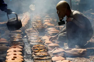 Týden obrazem: Kuchař s plynovou maskou, opuštěné tuk-tuky a zachráněný medvěd