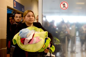 Uprchlíci z Iráku přiletěli do Česka. Tohle bude moje vlast, prohlásil jeden z nich