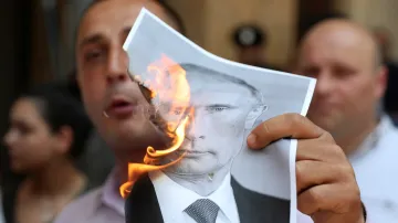 Gruzínci pálí fotografii ruského prezidenta Putina