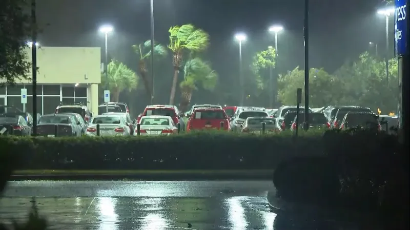 Tma, vichr a liják: hurikán Florence v Severní Karolíně