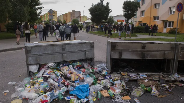 Následky pochodu demonstrantů sídlištěm Máj