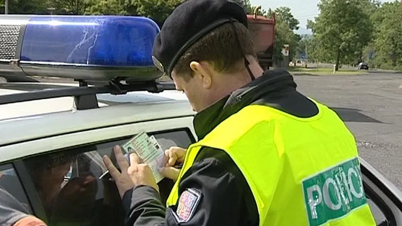 Úředníci kraje, kteří mají napravovat sporná rozhodnutí podřízených úřadů, nemají přístup do registru vozidel a řidičů.