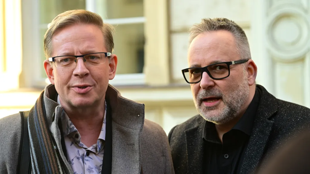 Herci a moderátoři (zleva) Aleš Cibulka a Michal Jagelka přišli na setkání s ministrem kultury Oto Klempířem (10. února 2026)