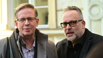 Herci a moderátoři (zleva) Aleš Cibulka a Michal Jagelka přišli na setkání s ministrem kultury Oto Klempířem (10. února 2026)