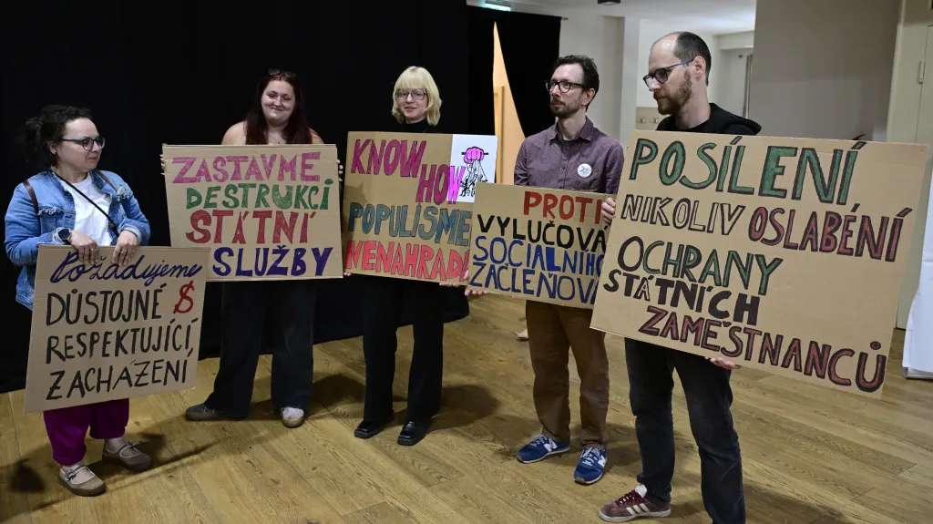 Jednodenní symbolická stávka kvůli reorganizacím ve státní správě a rušení odborných týmů (1. června 2026)