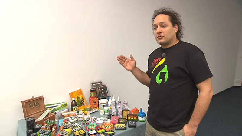 Michal Otipka ukazuje zboží, které mu policie vrátila