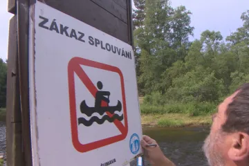 Vodáci nesmí na Teplou Vltavu. Platí zákaz kvůli nízké hladině řeky