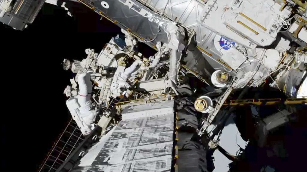 Vně ISS poprvé pracoval čistě ženský tým