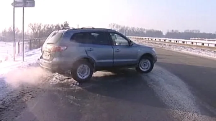 Řidič bojující s ledem na silnici