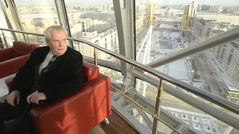 Zeman při návštěvě vyhlídkové věže v Astaně