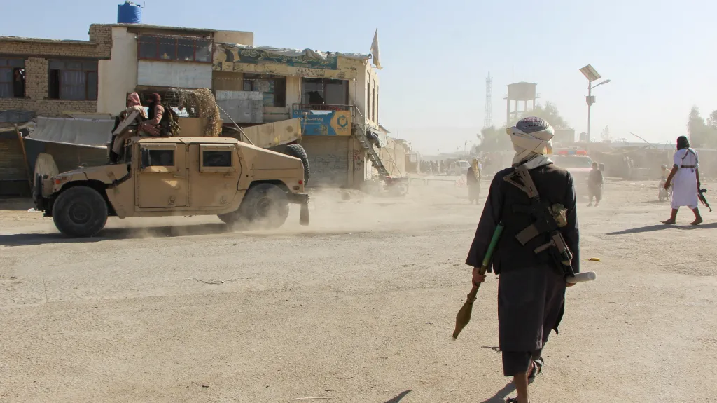 Ilustrační foto – ozbrojenci Talibanu hlídkují u hranic s Pákistánem