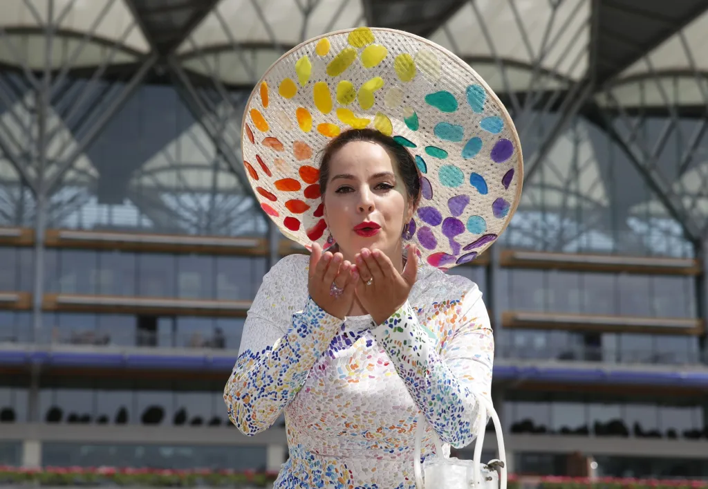 Během zahajovacího dne koňských dostihů Royal Ascot dorazila tradičně i královská rodina