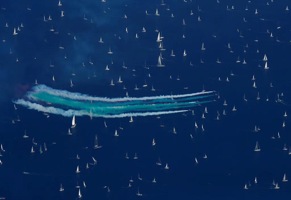 Vystoupení italské akrobatické letky Frecce Tricolori před začátkem závodu Barcolana regatta v italském Terstu