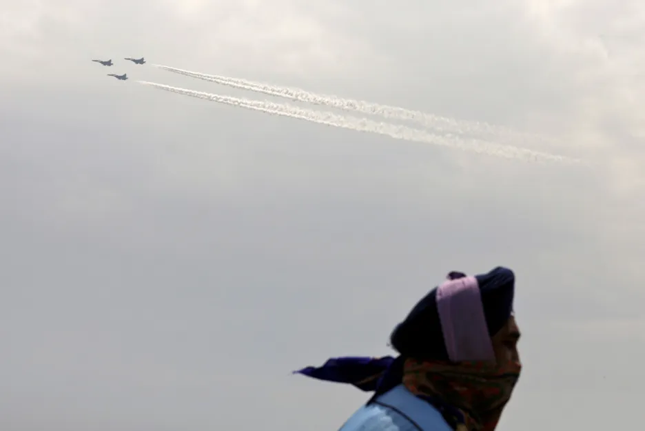 Piloti indických vzdušných sil vzdali díky zdravotníkům v hlavním městě Indie Novém Dillí