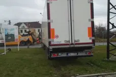 Kamion v Prostějově najel do autobazaru. Zdemoloval desítky aut za sedm milionů