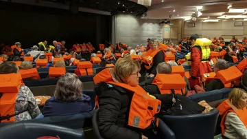 Lidé na palubě čekají na evakuaci