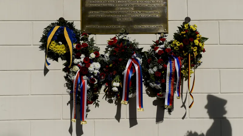 Pamětní deska v Nerudově ulici