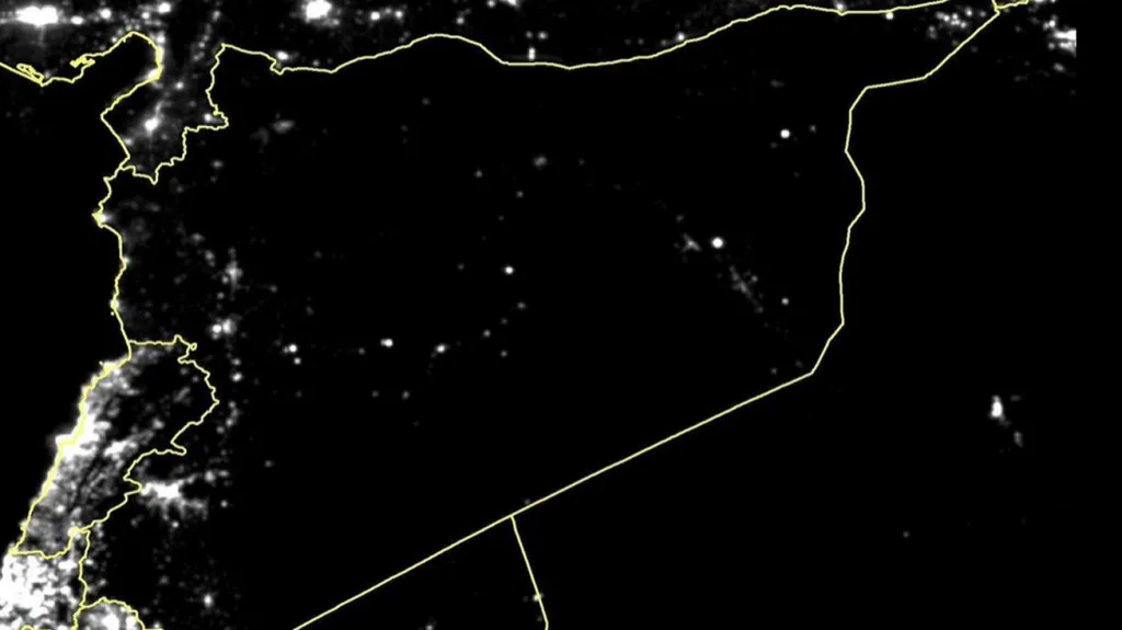 Satelitní snímky dokazují, že Sýrie tone ve tmě