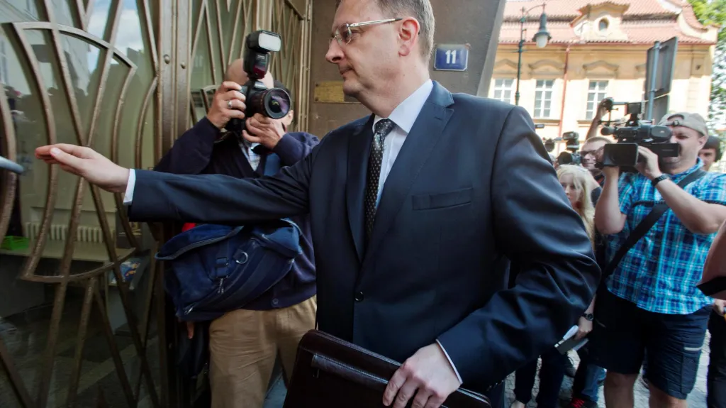 Expremiér Petr Nečas přichází na policii